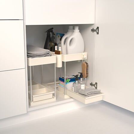 rganizador bajo fregadero de dos niveles con bandeja extraíble para productos de limpieza en cocina organizada. 